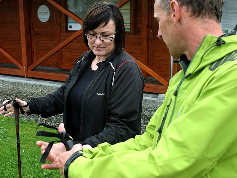 Redaktorka Deníku nacvičuje severskou chůzi s vedoucím tréninkového centra mládeže Golfového klubu Ostravice Jindřichem Byrtusem. 