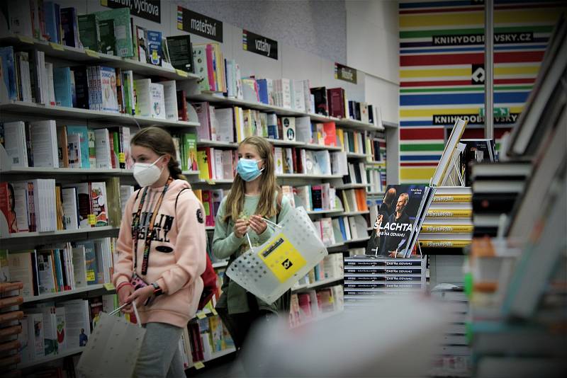 Po týdenním dohadování a jednání kvůli uzavření prodejny nakonec obě strany našly smírčí řešení a Knihy Dobrovský se o víkendu znovu otevřely lidem!