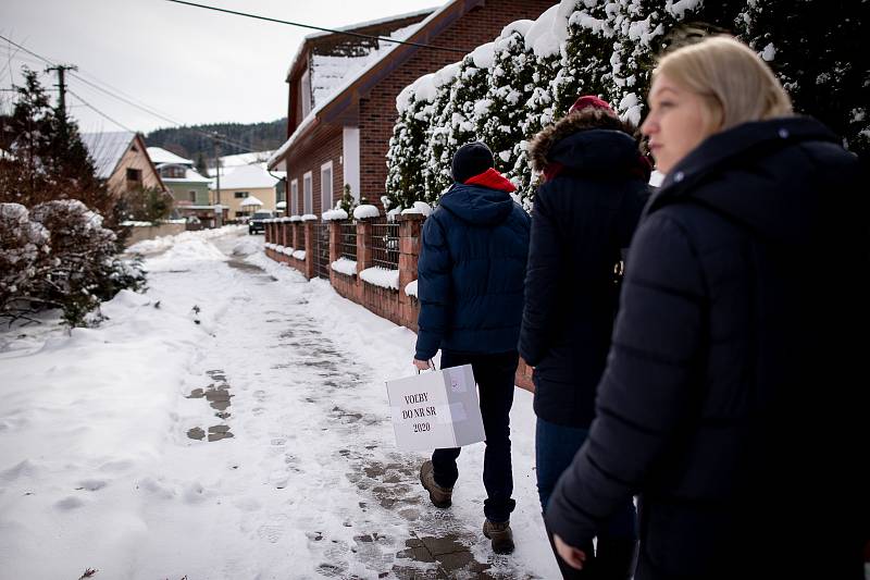 Parlamentní volby na Slovensku, 29. února 2020 v Makově. Na snímku volební komise s přenosu urnou.