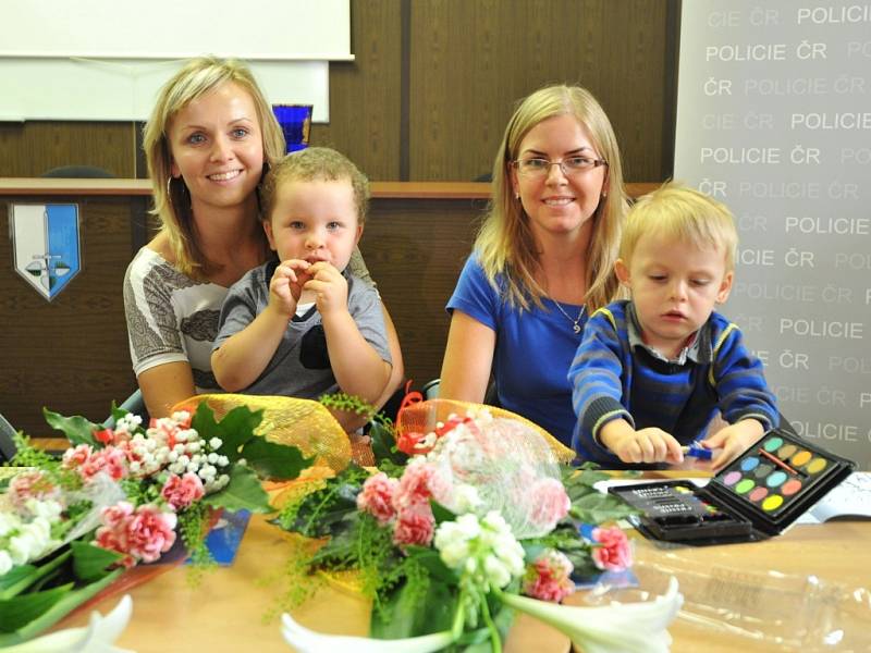 Statečné maminky Markéta Opravilová (vlevo) a Silvie Opravilová zadržely prchajícího zloděje. 