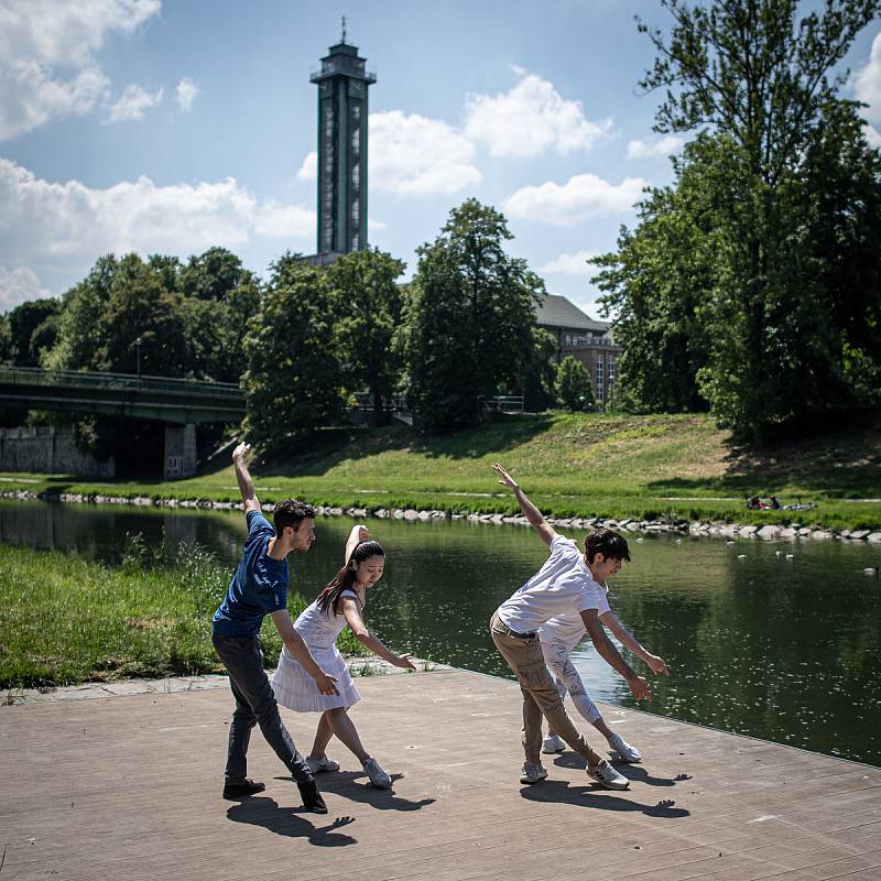 Příprava na open-air performanci s názvem Tančící mosty v Ostravě. Generální zkouška souborů baletu a operety Národního divadla Moravskoslezského, která se uskutečnila 3. června 2021 v centru města.