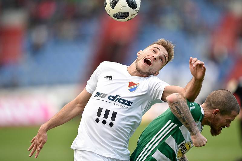 Semifinále fotbalového poháru MOL Cupu: FC Baník Ostrava - Bohemians Praha 1905, 24. dubna 2019 v Ostravě. Na snímku (zleva) Kuzmanovič Nemanja a Jindřišek Josef.