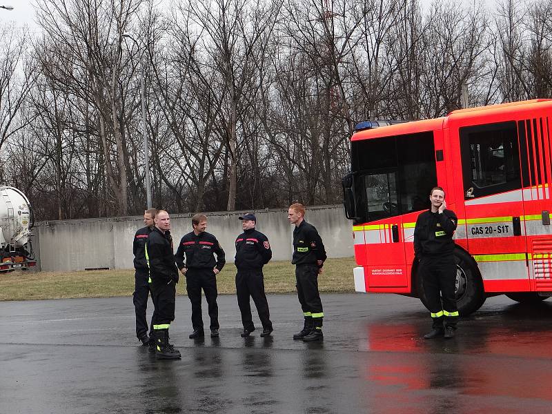 Řidiče hasičských cisteren čekal náročný program. Foto: HZS MSK