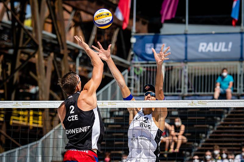 J&T Banka Ostrava Beach Open - semifinále muži, 6. června 2021 v Ostravě. David Schweiner (CZE) a Oleg Stoyanovskiy (RUS).