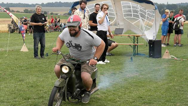 Letiště v Hati v česko – polském pohraničí hostilo osmý ročník akce s názvem Retro Chrchel, srazu milovníků malých motocyklů. Hať, 17. července 2021.