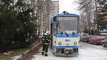 Škodu za 400 tisíc korun způsobil požár, který ve středu odpoledne zachvátil přední část tramvaje jedoucí na vozovnu v Ostravě-Porubě.