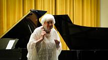 Známá karvinská pianistka Wanda Miech odehrála 16. června v ZUŠ Bedřicha Smetany Karviná koncert se skladbami "na přání".