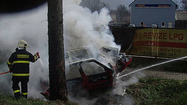 Zásah hasičů u požáru automobilu. 