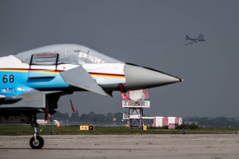 Na mošnovském letišti Leoše Janáčka přistály legendární americké letouny – strategický bombardér B52-H Stratofortress a nadzvukový bombardér B-1B Lancer – které budou hlavním lákadlem víkendových Dnů NATO.