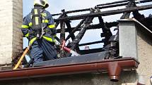 Tři jednotky hasičů zasahovaly v neděli odpoledne v Ostravě-Kunčicích u požáru plechové a lepenkové sedlové střechy rodinného domku.