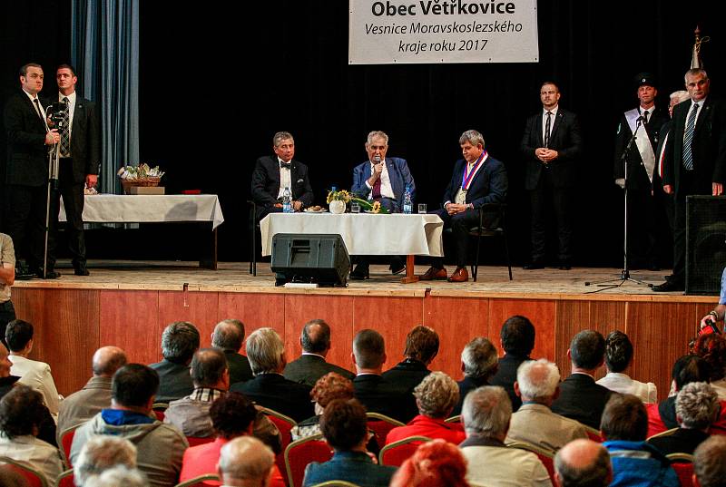 Ve Větřkovicích přivítal prezidenta Miloše Zemana zaplněný sál zdejšího kulturního domu.