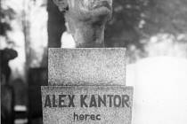 Hrob Alexandra Kantora na městském hřbitově (dnes sad dr. Milady Horákové), 1977.