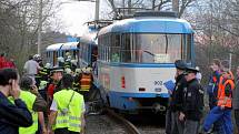 Záchranáři pomáhají obětem srážky dvou tramvají ve Vřesině