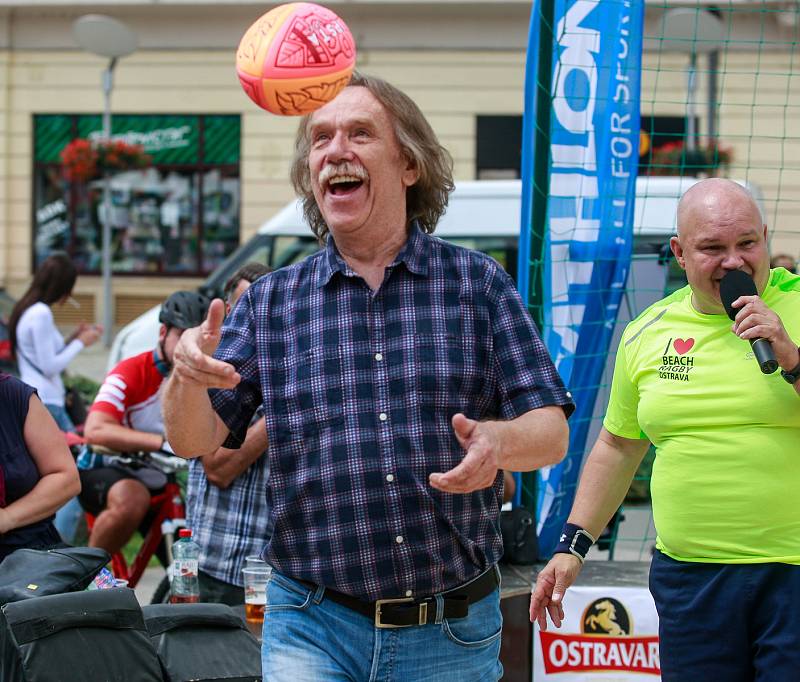 Jaromír Nohavica byl také  ambasadorem sportovní akce - beach ragby na Masarykově náměstí v centru Ostravy.