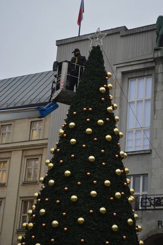 Odstraňování vánočních ozdob v centru Ostravy.