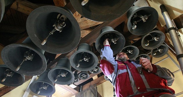 Dvaadvacet zvonů na věži Staré radnice na Masarykově náměstí v Ostravě se včera dočkalo údržby, a to poprvé od jejich instalace před jedenácti lety. 