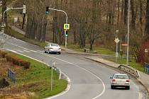 Až tragická nehoda přispěla ke zlepšení situace v obci. Semafory zpomalují rychlou jízdu neopatrných řidičů.   