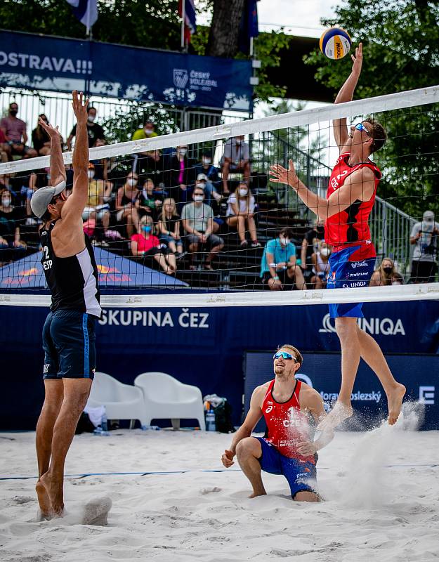 J&T Banka Ostrava Beach Open, 3. června 2021 v Ostravě. Zleva César Menéndez Ortego (ESP), Ondřej Perušič (CZE) a David Schweiner (CZE).