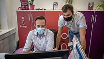 Zaměstnanci call centra innogy v Ostravě pomáhají trasovat nakažené pomocí chytré karantény, říjen 2020.