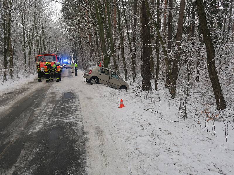 Snímek ze zásahu u nehody mezi obcemi Velká Polom na Ostravsku a Háj ve Slezsku na Opavsku. V autě zůstal vážně zraněný muž.