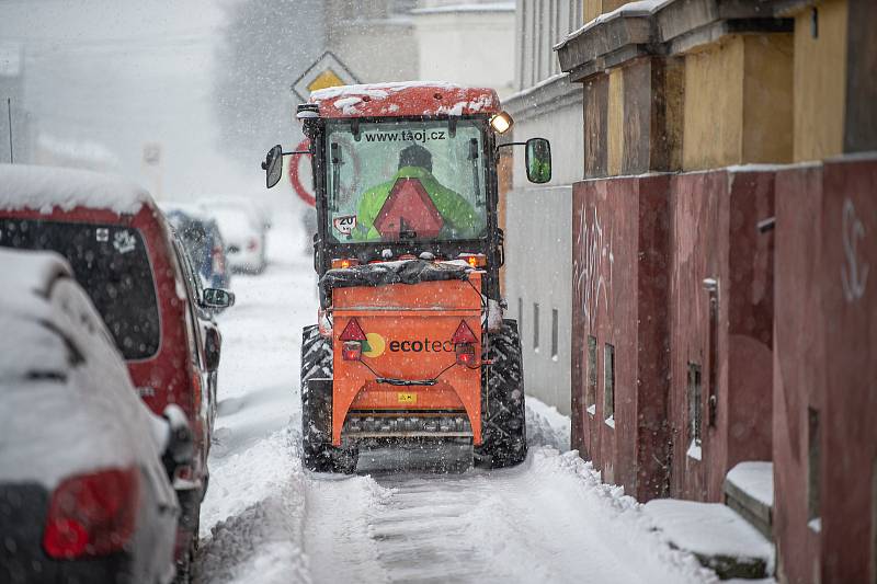 Sníh komplikuje dopravu na mnoha místech v kraji, 8. února 2021 v Ostravě.