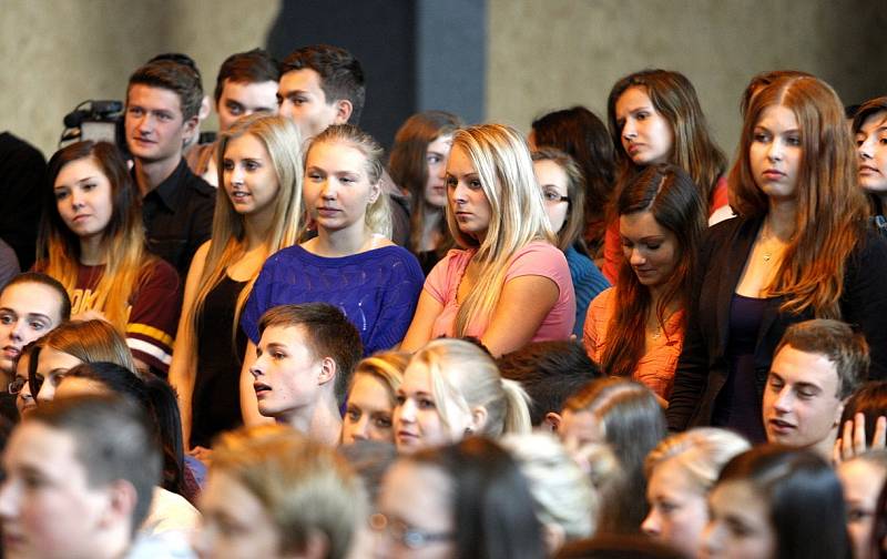 Prezident Miloš Zeman debatoval i se studenty gymnázia Hladnov.  