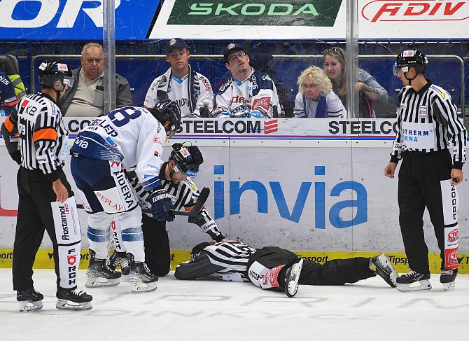 Hokejisté Vítkovic (v bílém) v duelu 3. kola hokejové extraligy proti Kladnu.