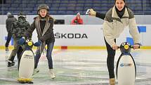 Olympijský festival u Ostravar Arény 23. února 2018 v Ostravě. Krasobruslařka Lenka Kulovaná (vpravo) učí slečnu Nicol krasubruslařské kreace.