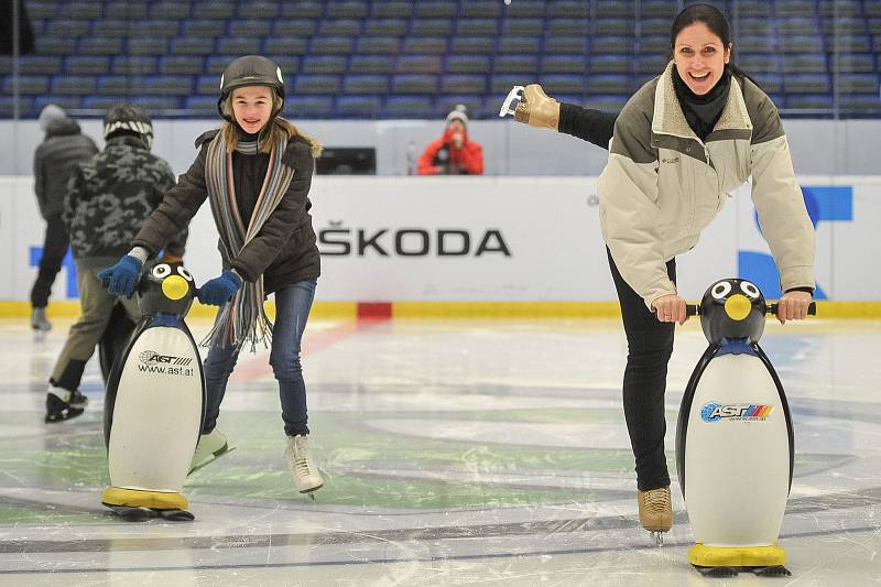 Olympijský festival u Ostravar Arény 23. února 2018 v Ostravě. Krasobruslařka Lenka Kulovaná (vpravo) učí slečnu Nicol krasubruslařské kreace.