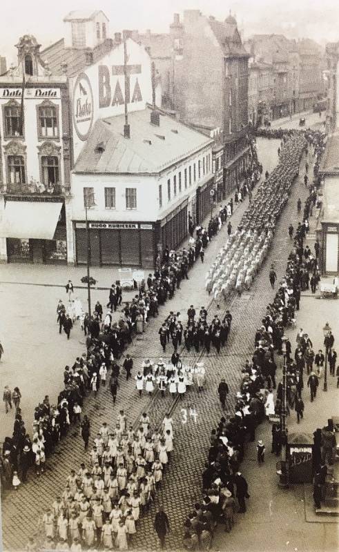 V roce 1932 se Dělnická tělovýchovná jednota Bartovice zúčastnila slavnostního průvodu členů DTJ v Moravské Ostravě. Na snímku procházejí centrálním náměstím.