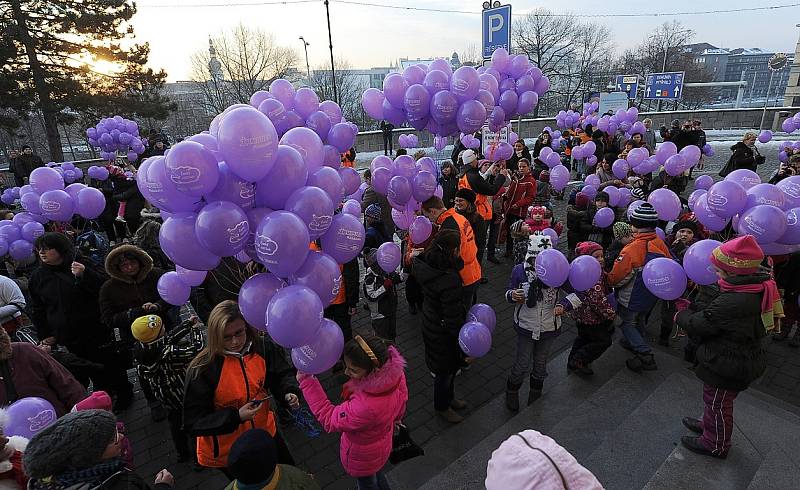 Děti na Slezské vypouštěly balonky