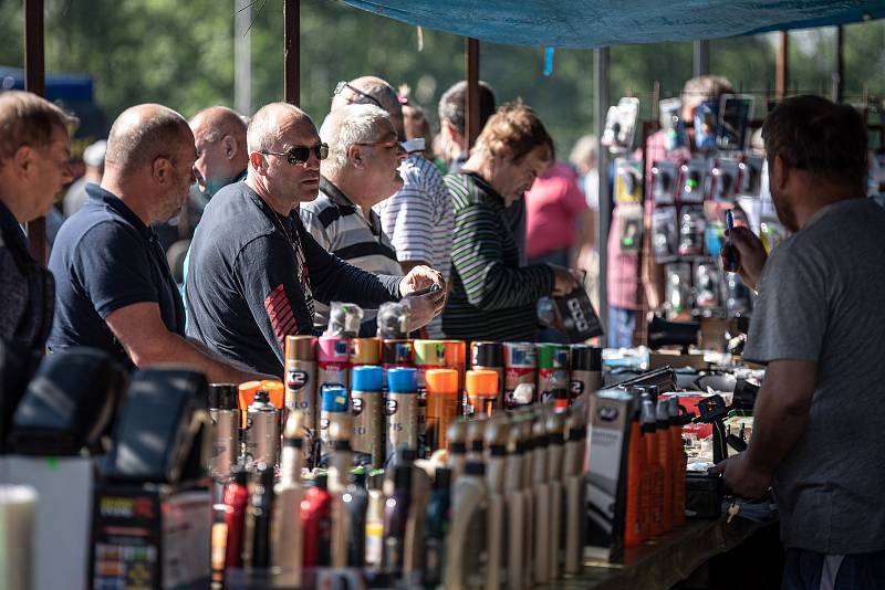 Autoburza na Místecké ulici v Ostravě, 12. července 2020. Ilustrační foto.