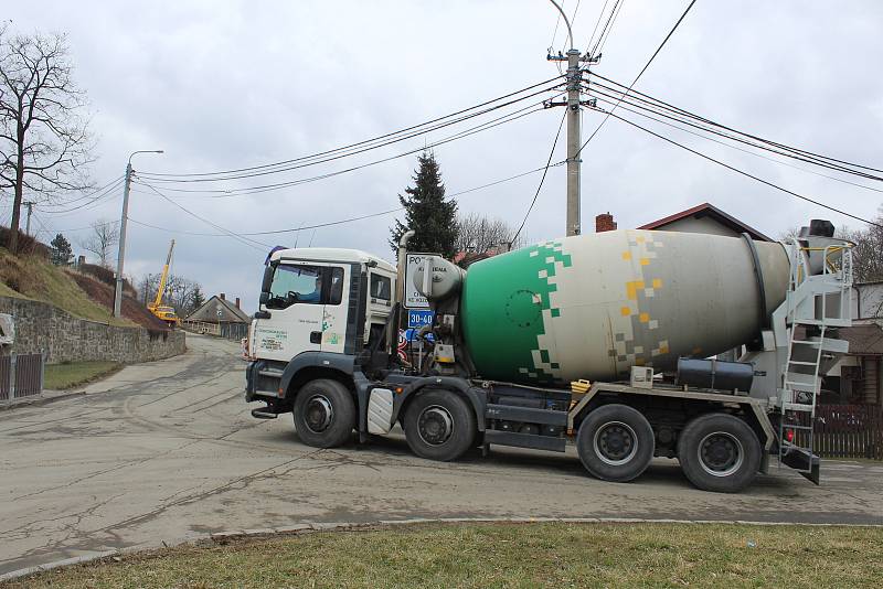 Plesná buduje na většině svého území kanalizaci. Doprava v městské části je výrazně omezená.