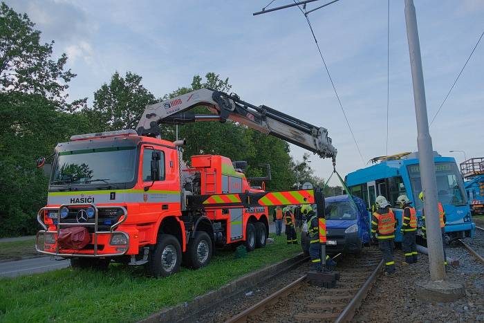 Vyprošťování vozidla z kolejiště po střetu s tramvají v Ostravě.