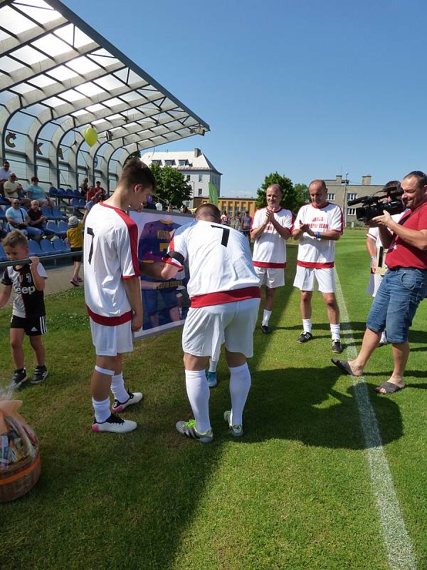 Hokejové a fotbalové osobnosti Šachtar BO Ostrava pomohly v Bohumíně malému Kubíkovi. Na snímku Jaroslav Kubinski.