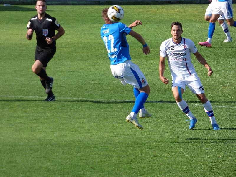 Fotbalisté Baníku Ostrava (v modrém) v přípravném utkání v Líšni.