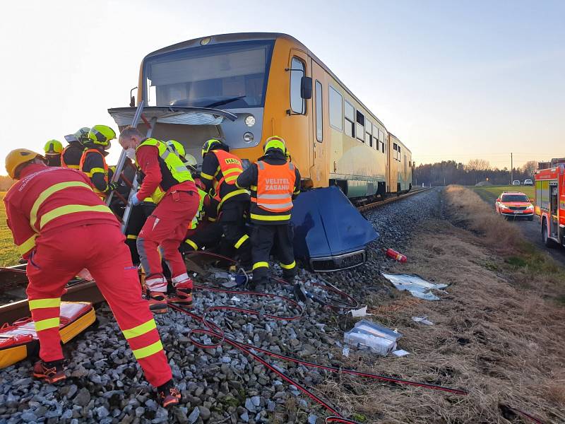 Zásah hasičů u střetu osobního auta a vlaku v Horních Tošanovicích, sobota 21. listopadu 2020.