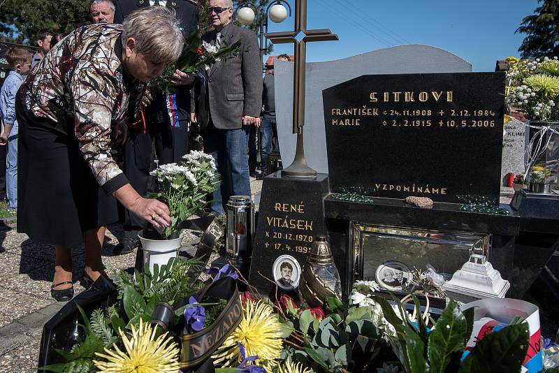 Lidé v Háji ve Slezsku vzpomínají na policistu René Vitáska. Na snímku setkání, které se uskutečnilo v roce 2018 u příležitosti 20. výročí tragédie.