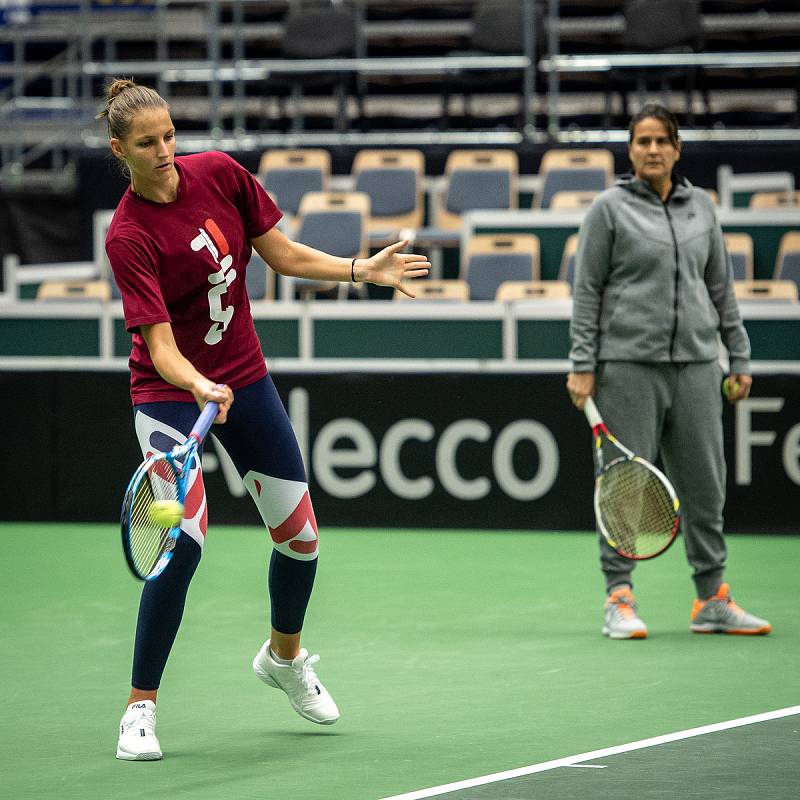 Karolína Plíšková a její trenérka Conchita Martínezová na tréninku českých tenistek před utkáním 1. kola Světové skupiny Fed Cupu proti Rumunsku, 6. února 2019 v Ostravě.