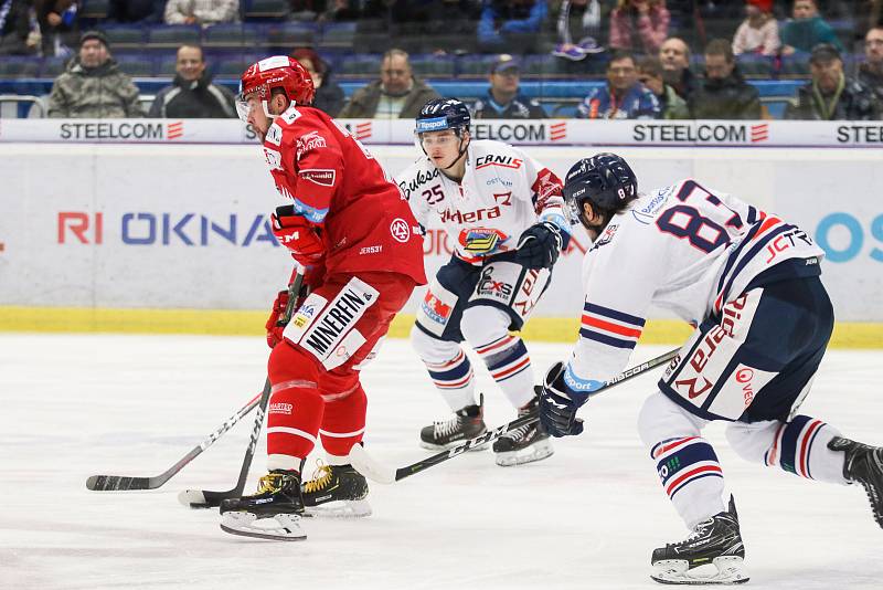 Utkání 34. kola hokejové extraligy: HC Vítkovice Ridera - HC Oceláři Třinec, 12. ledna 2019 v Ostravě. Na snímku (zleva) Roberts Bukarts, Patrik Zdráhal, Šimon Stránský.