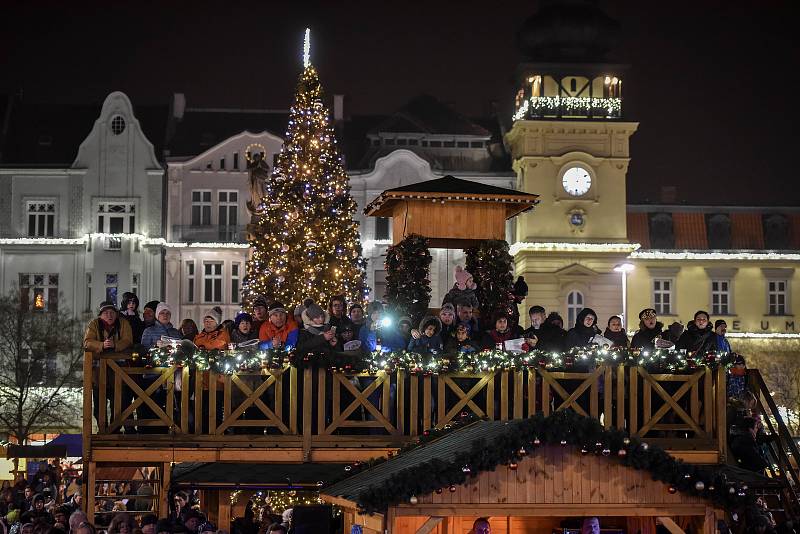 Akce Deníku Česko zpívá koledy na Masarykově náměstí v Ostravě, středa 12. prosince 2018.