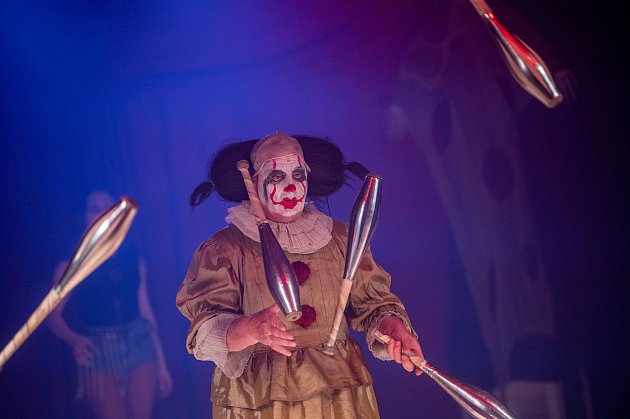 Představení v Paranormal cirkusu na Dubině. 1. května 2022 v Ostravě.