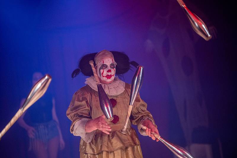 Představení v Paranormal cirkusu na Dubině. 1. května 2022 v Ostravě.