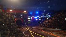 Zásah hasičů u požáru střechy kotelny na velké pile v Bystřici.