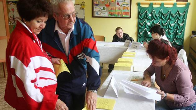 Ilustrační snímky z volebního okrsku v Ostravě-Porubě, kde se volí v pátek a v sobotu do senátu