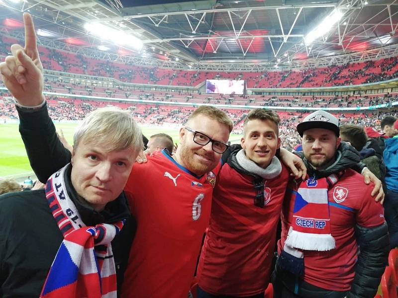 Čeští fotbalisté sice ve Wembley nezazářili, čeští fanoušci však ano. Památku na zápas si udělal i čtenář Deníku z Moravskoslezského kraje Lukáš Martinák.