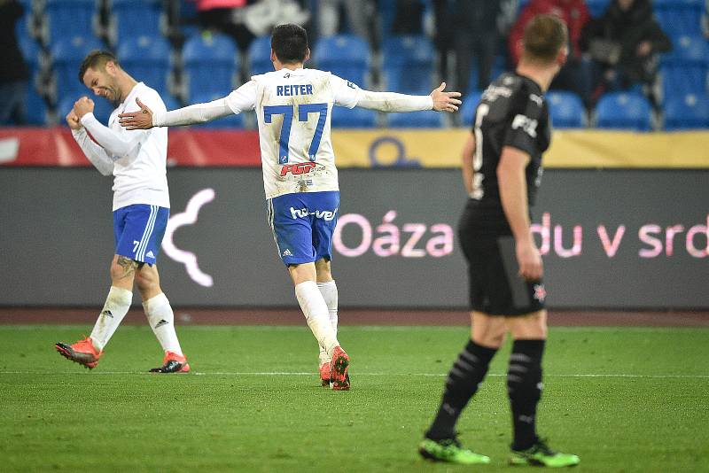 Utkání 4. kola českého fotbalového poháru MOL Cupu: Baník Ostrava - SK Slavia Praha, 30. října 2019 v Ostravě. Na snímku (zleva) Martin Fillo, Rudolf Reiter a Vladimír Coufal.