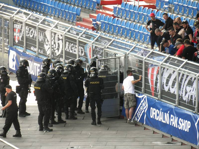 2. Policisté vnikají do sektorů hostí, kde leží zraněný fanoušek.