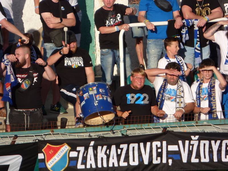 Fotbalisté Baníku Ostrava a fanoušci v Ďolíčku. 