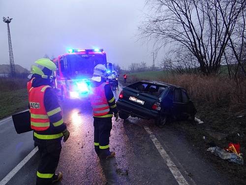 Profesionální hasiči z Ostravy-Poruby se postarali v pátek v podvečer o rychlé vytažení osobního automobilu Škoda Felicia z příkopu.